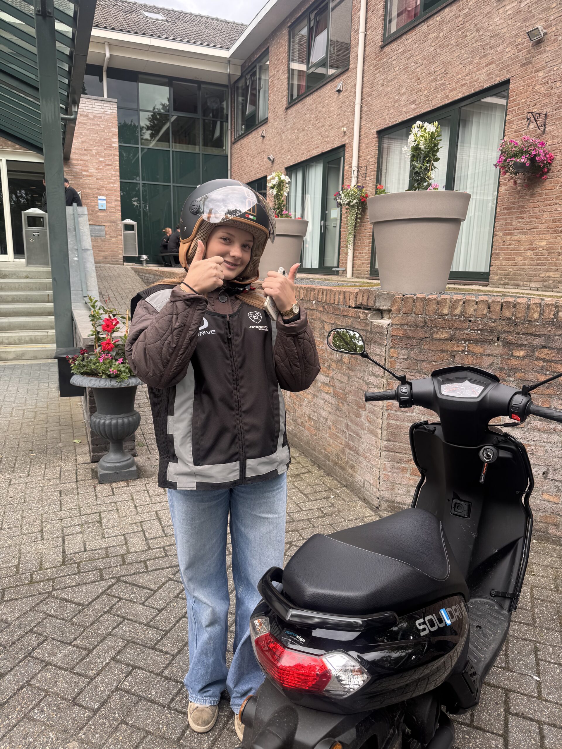 Leerling is blij dat ze haar scooterrijbewijs heeft gehaald.