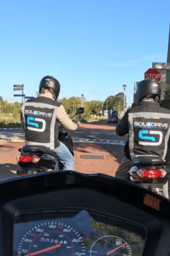 Scooter dagcursus Tilburg bij Rijschool Souldrive. leerlingen tijdens de praktijkopleiding.